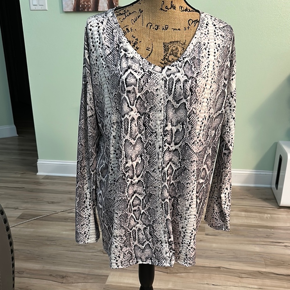 Versona Snakeskin Print V-Neck Women's Top. NWOT